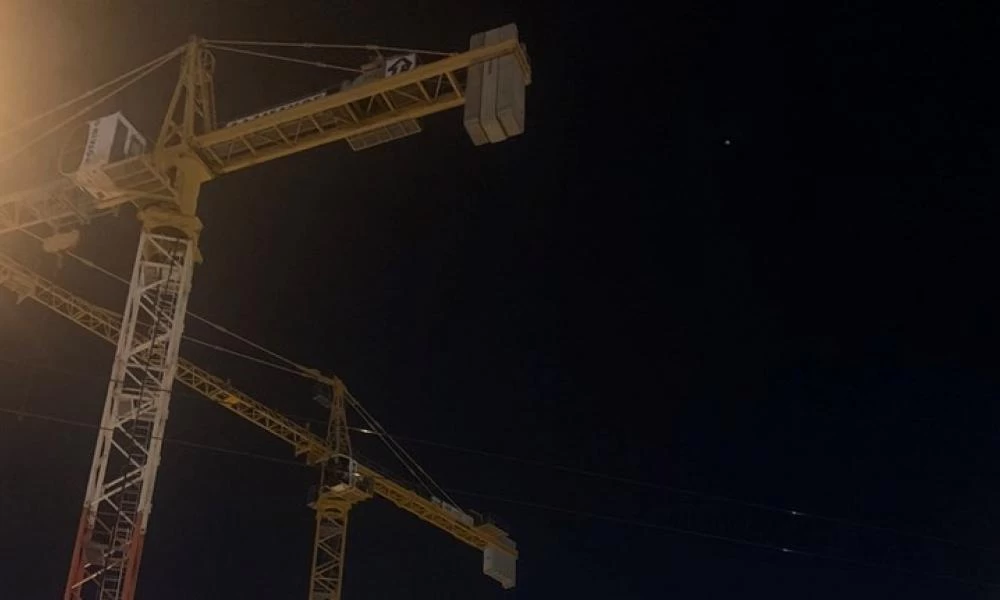 Κατέβηκε από τον γερανό ο άνδρας που απειλούσε να αυτοκτονήσει